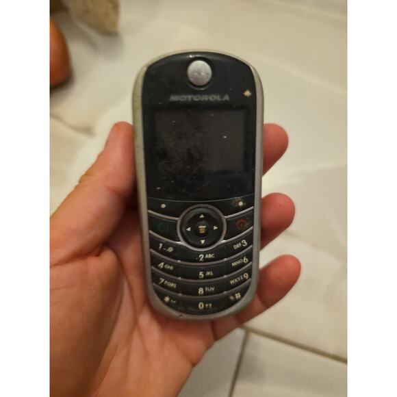 Motorola C139 Silver Black TracFone Prepaid Wireless Device - Picture 4 of 16